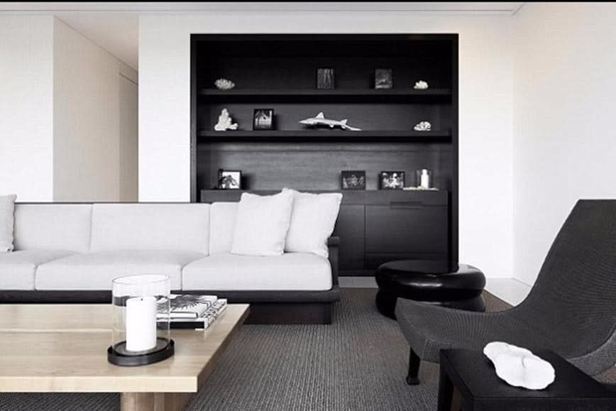 <p>Es ist mit klassischen, schwarz-weißen Möbeln ausgestattet. </p>