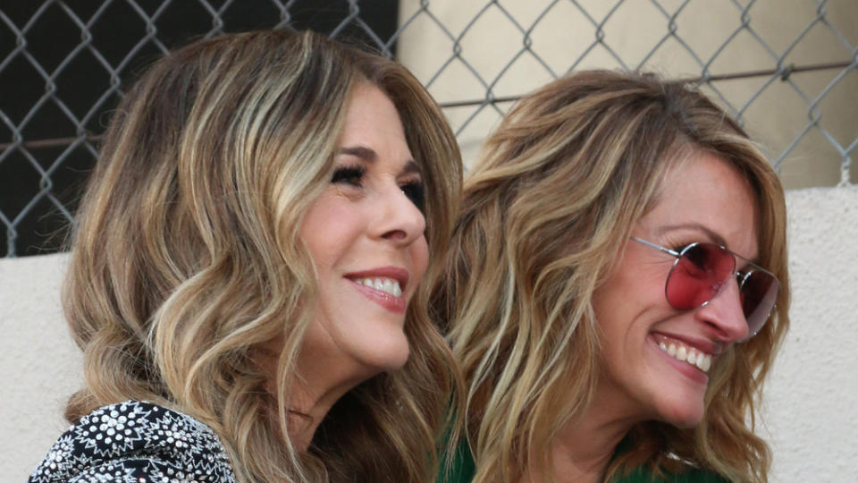 Rita Wilson (l.) und Julia Roberts sollen beide auf eine Insta-Falschmeldung hereingefallen sein (Bild: carrie-nelson/ImageCollect)