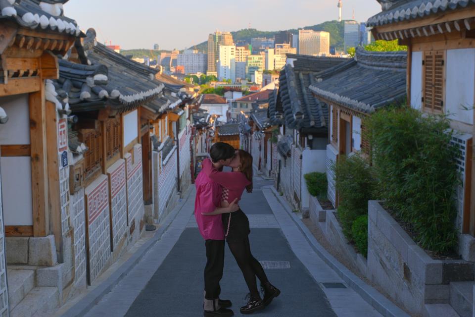 Dae (Choi Min-yeong) and Kitty (Anna Cathcart) make out in the streets of Seoul.<span class="copyright">Courtesy of Netflix</span>