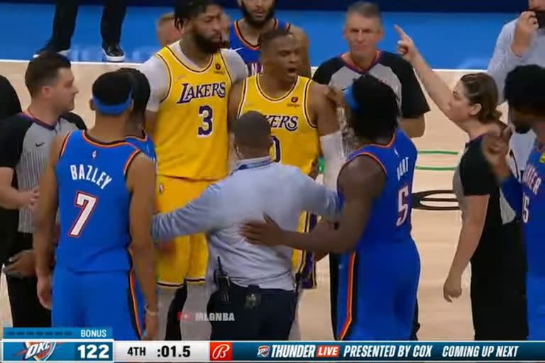 Russell Westbrook le grita a la jueza Lauren Holtkamp que le indica que se retire de la cancha; el base de los Lakers cubrió sus estadísticas individuales y tomó malas decisiones para el equipo