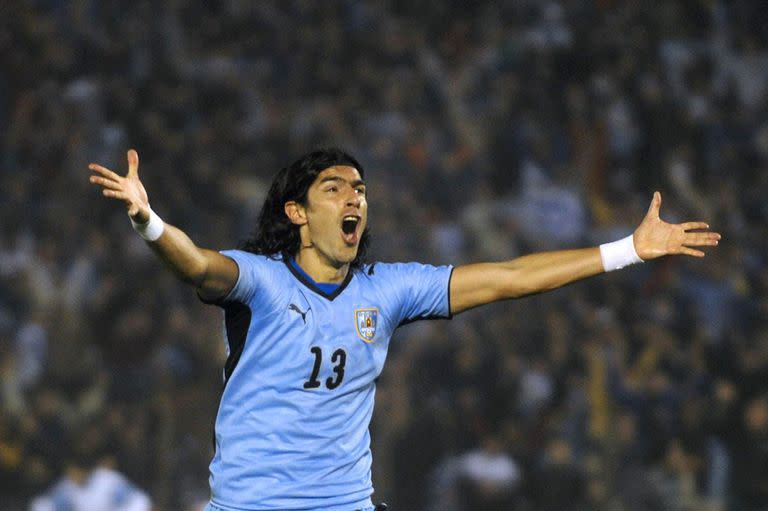 El loco Abreu, histórico goleador de la selección uruguaya, firmó con el club Rio Branco de Brasil,