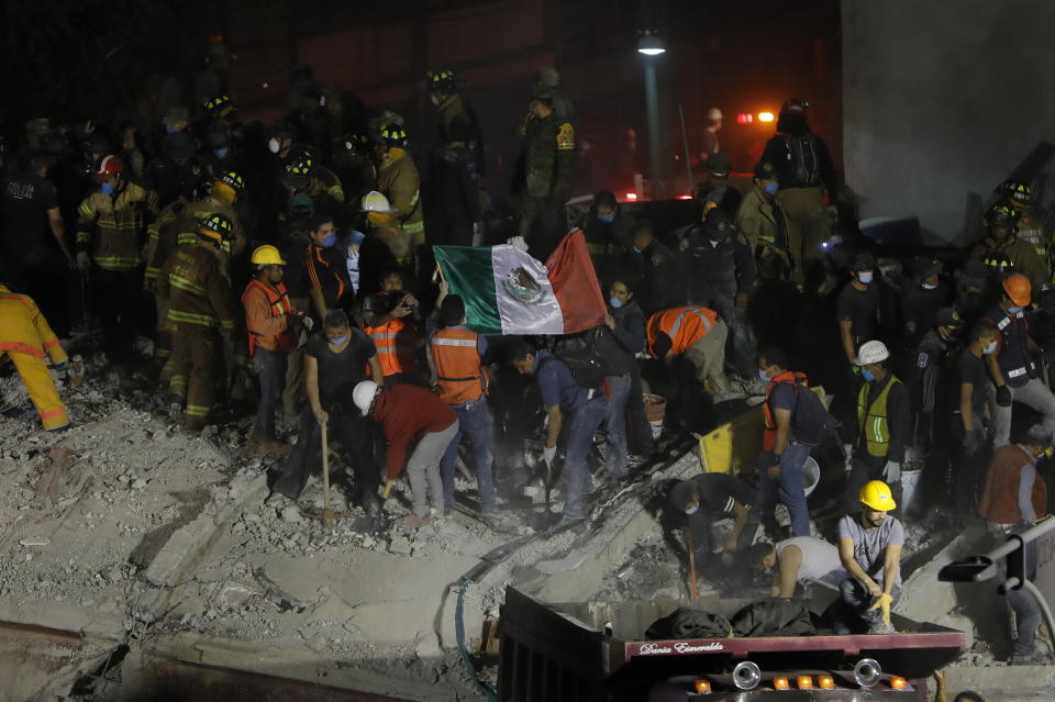 <p>MEX60. CIUDAD DE MÉXICO (MÉXICO), 19/09/2017.- Cientos de mexicanos intentan rescatar a personas con vida de los edificios colapsados en Ciudad de México (México) hoy, martes 19 de septiembre de 2017, tras un sismo de magnitud 7,1 en la escala de Richter, que sacudió fuertemente la capital mexicana y causó escenas de pánico justo cuanto se cumplen 32 años de poderoso terremoto que provocó miles de muertes. EFE/José Méndez </p>