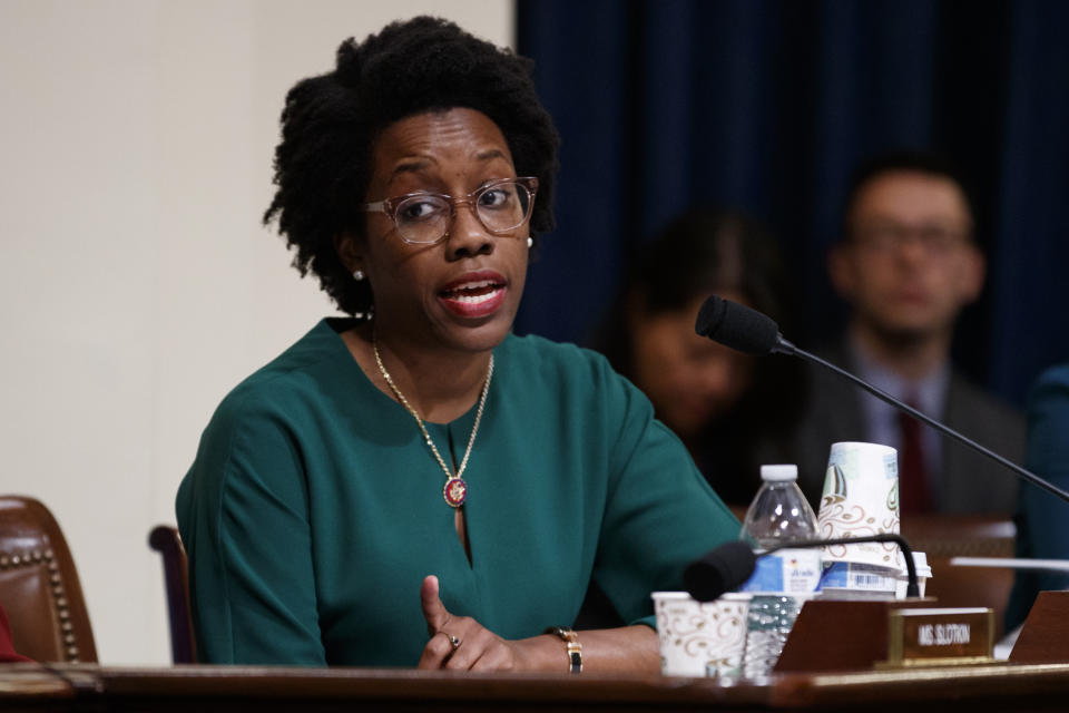 La representante demócrata Lauren Underwood interroga al secretario en funciones del Departamento de Seguridad Nacional Kevin McAleenan en una audiencia en el Capitolio en Washington el miércoles, 22 de mayo del 2019. (AP Foto/Carolyn Kaster)