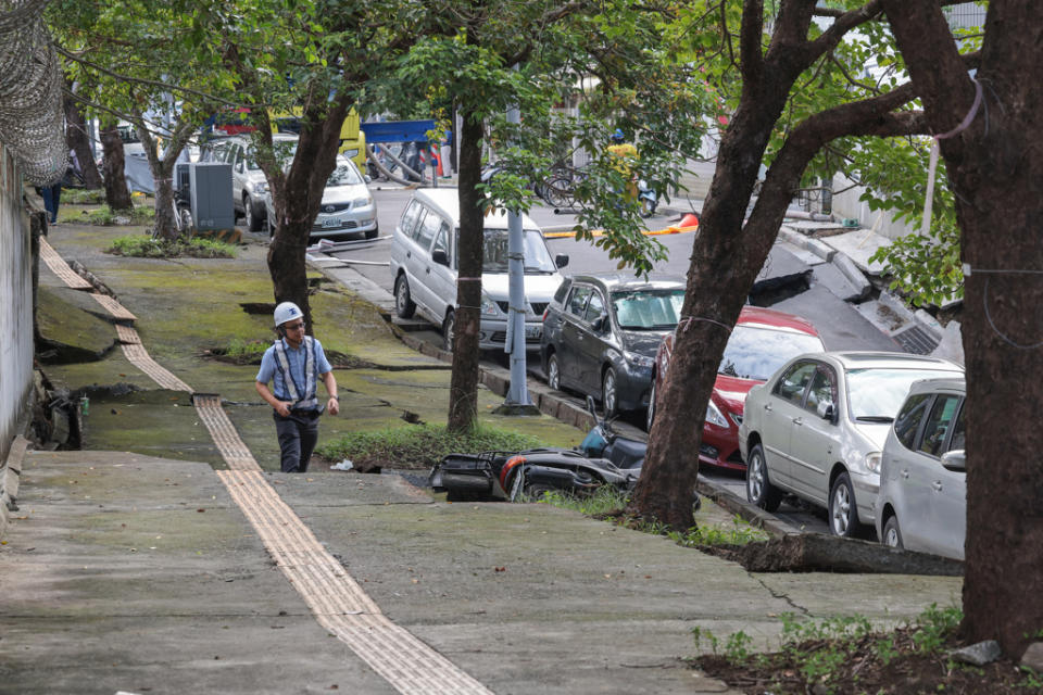 台北市中山區大直街連棟民宅7日晚間疑因一旁興建工地施工未灌水，造成民宅傾斜龜裂進而下陷。（郭吉銓攝）