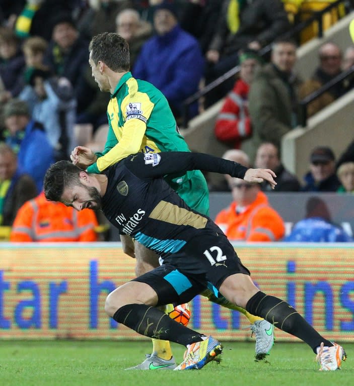 Norwich City's English midfielder Gary O'Neil vies with Arsenal's French striker Olivier Giroud (L) during the English Premier League football match in Norwich, England on November 29, 2015