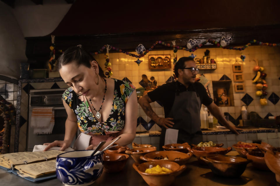 En esta fotografía proporcionada por ViX, Mariana Treviño, izquierda, y Andrés Almeida en una escena de "El sabor de la Navidad". (ViX vía AP)