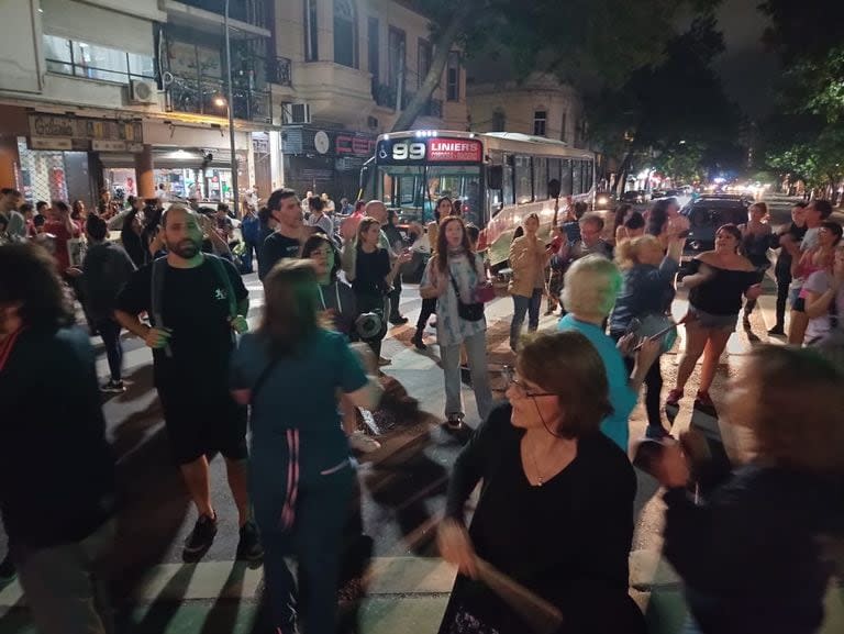 Cacerolazos en Ángel Gallardo y Av Corrientes. 20/12/23