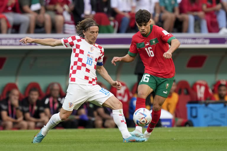 Luka Modric, la estrella croata y el marroquí Abde Ezzalzouli luchan por la posesión de la pelota durante un partido
