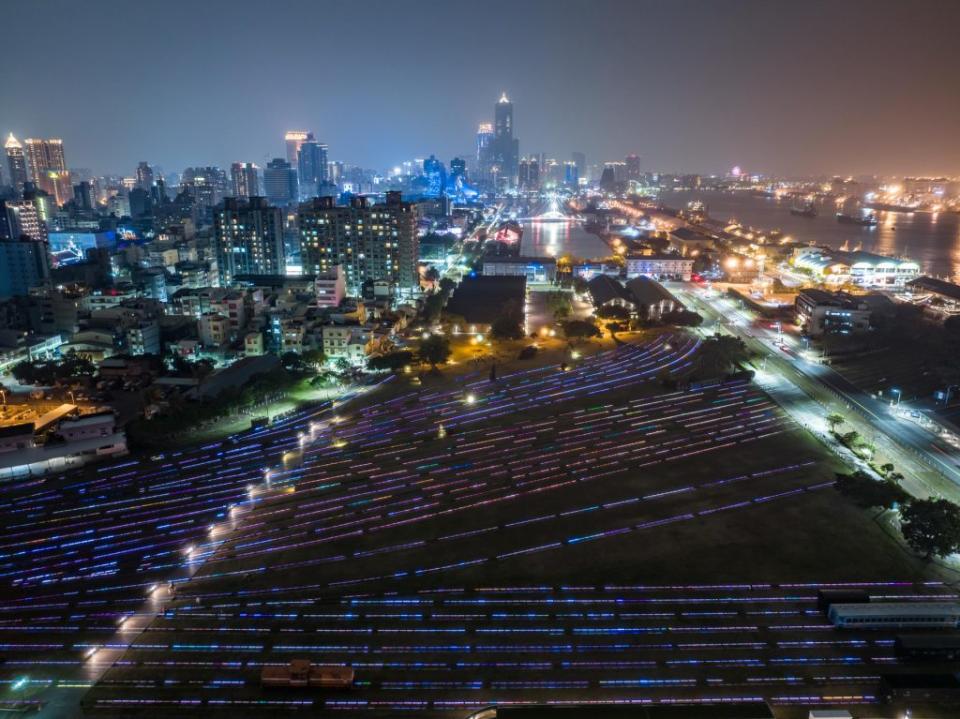 「2022台灣燈會在高雄」二十四日晚上推出鐵道主燈「哈瑪星光任務」，以繽紛色彩搭配聖誕音樂洋溢濃濃過節氣氛。　（記者王正平翻攝）