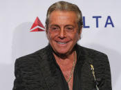 <p>Fast könnte man meinen, dass Gianni Russo noch heute seine Rolle in “Der Pate” verkörpert – zumindest modisch gesehen. Beruflich ist er weiter als Schauspieler aktiv. (Bild-Copyright: Erik Pendzich/REX/Shutterstock) </p>