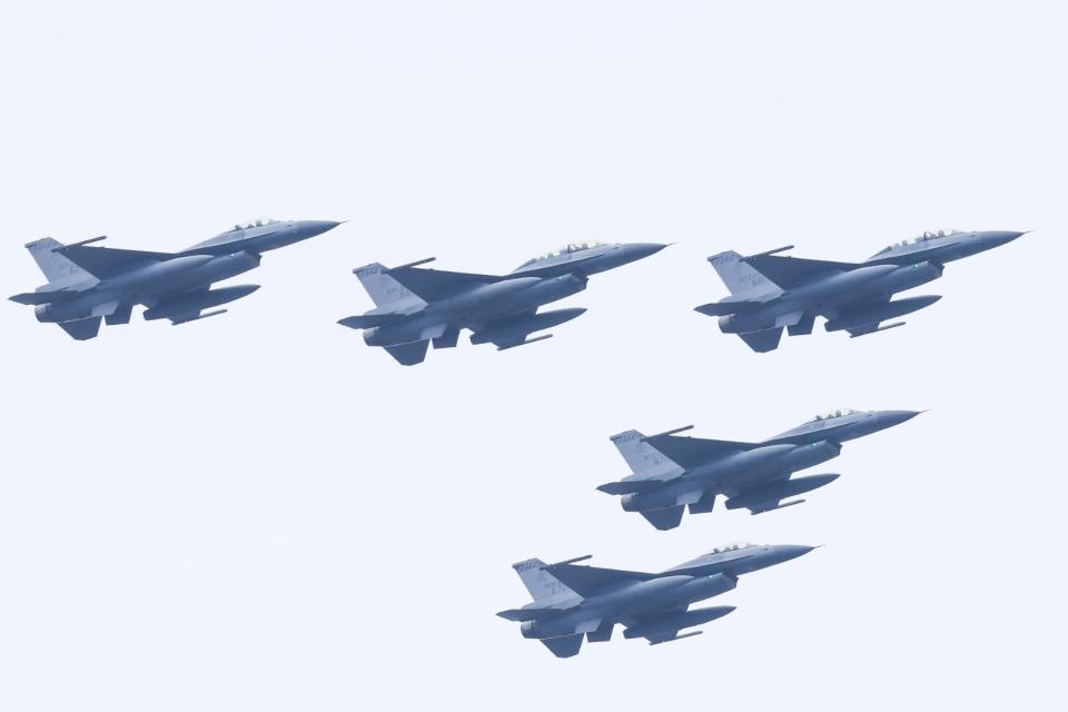總統就職慶祝大會上，F-16V戰鬥機空中分列式向元首致敬。陳品佑、廖瑞祥攝