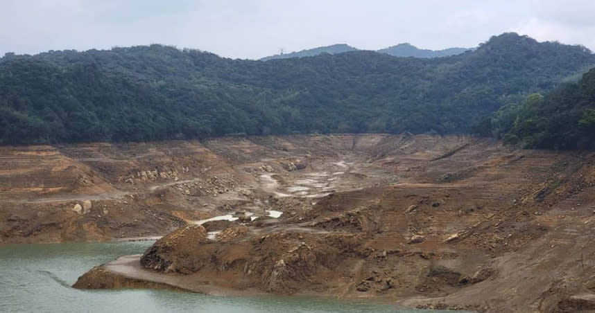 基隆市新山水庫乾涸見底，引不少市民擔心重演缺水惡夢，自來水公司表示，先前是為修復管線洩露，如今工程已完工，將在5月底前將水庫蓄升至高水位。（圖／中國時報張志康攝）