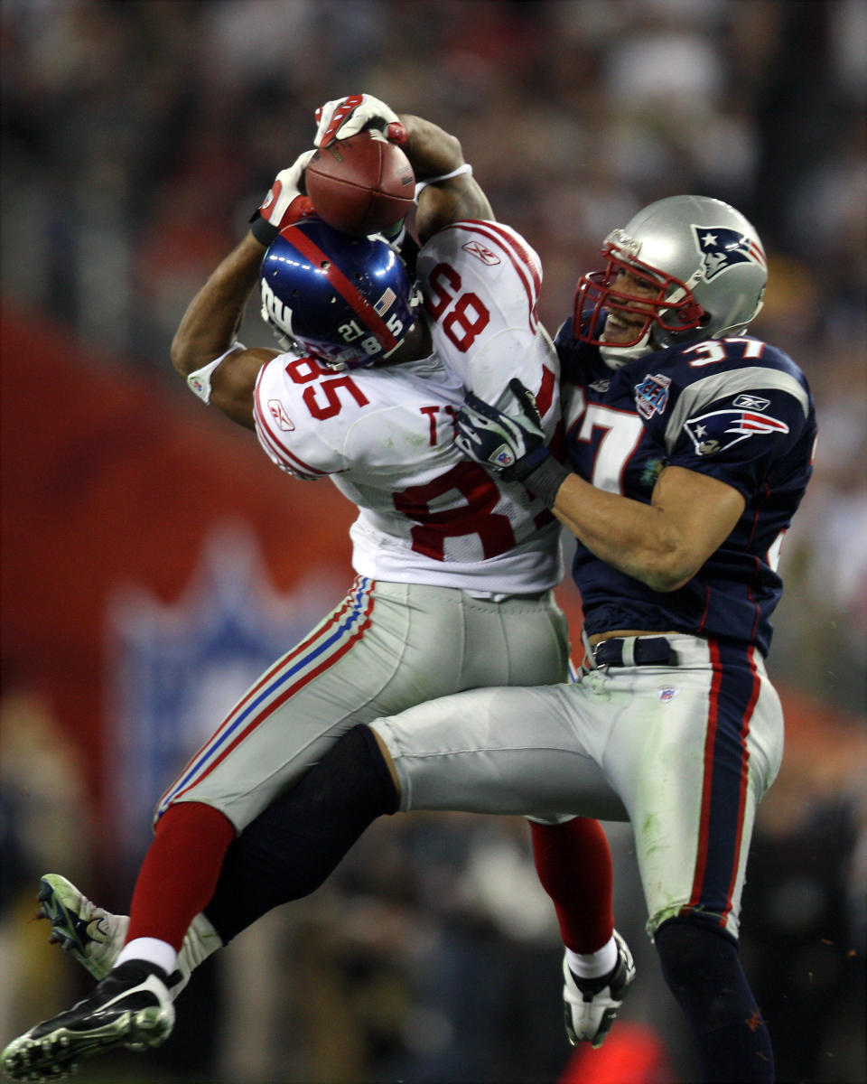 UNITED STATES - FEBRUARY 03:  New York Giants' wide receiver David Tyree pins the ball to his helmet as he catches a 32-yard pass late in the fourth quarter of Super Bowl XLII against the New England Patriots at the University of Phoenix Stadium. The play continued a drive that led to the eventual game-winning touchdown as the Giants went on to pull off an upset victory beating the Patriots, 17-14.  (Photo by Corey Sipkin/NY Daily News Archive via Getty Images)