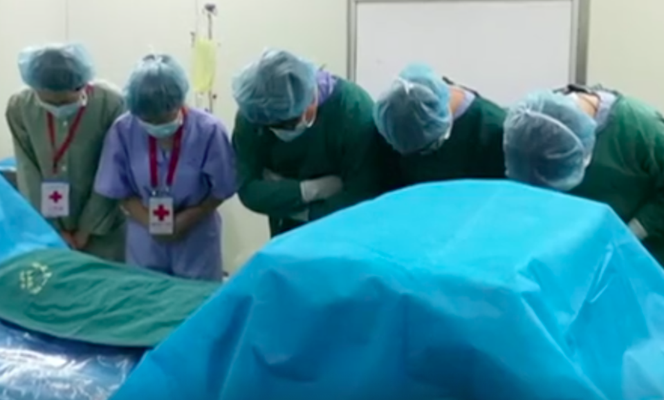 Pictures of Chinese doctors bowing at Phil’s bedside went viral. Source: 7 News