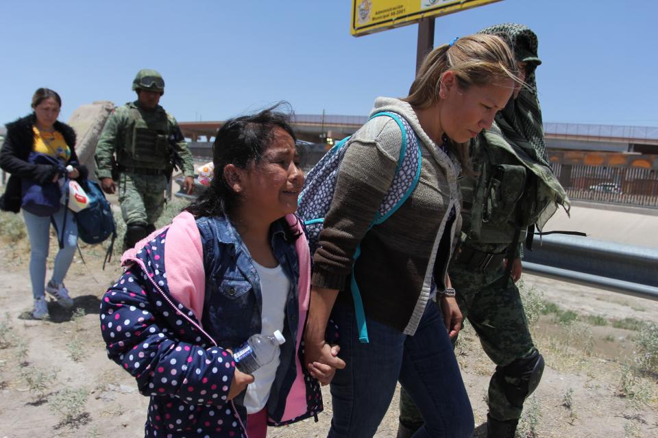 Elementos de la Guardia Nacional de México previenen el cruce de migrantes en el Río Bravo, en Ciudad Juárez, Chihuahua. Foto: HERIKA MARTINEZ / AFP/AFP/Getty Images)