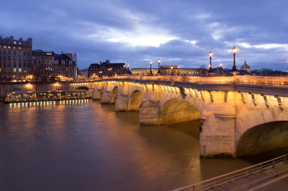 Pese a llamarse Puente Nuevo, se trata del más antiguo de París y también del más largo con 232 metros de longitud. Debe su nombre a que fue el primero de la capital francesa es construirse en piedra, allá por el siglo XVI. Es paso obligado para adentrarse en la Ile de la Cité. (Foto: Getty Images).