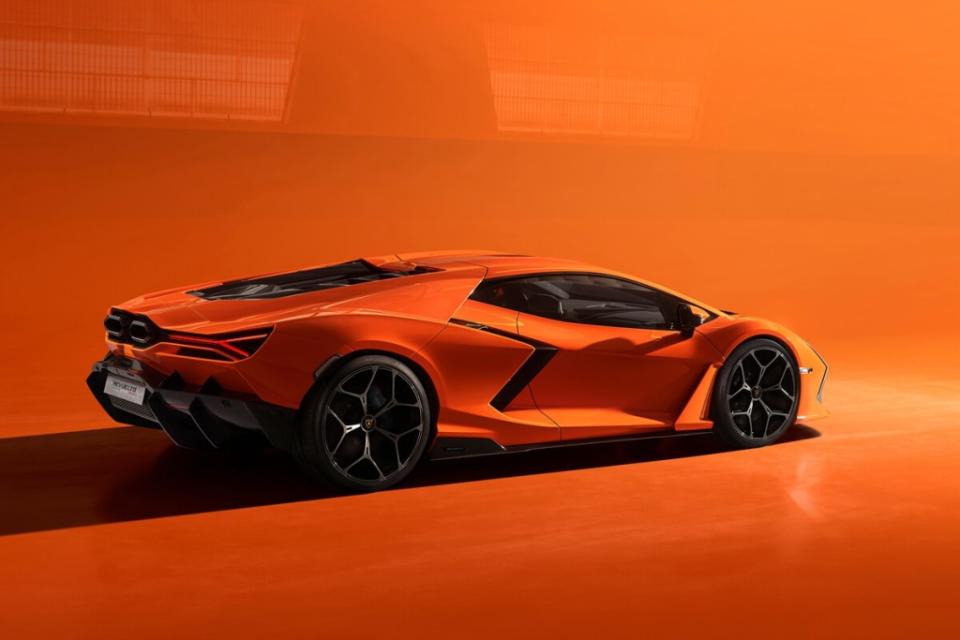 lamborghini-revuelto