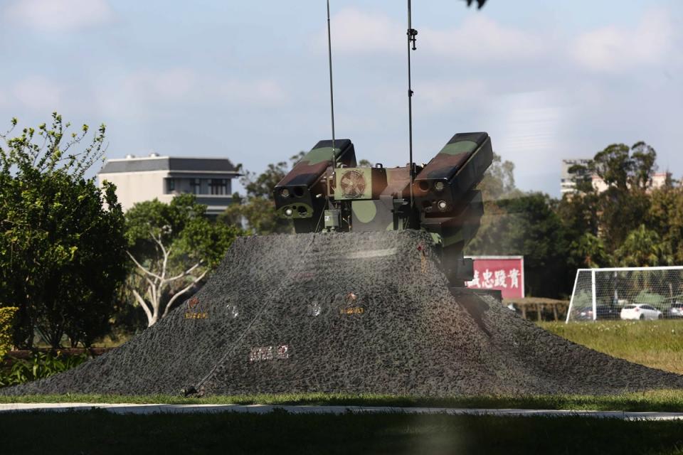  國軍戰備週操演展開，演練重點為戰力保存，復仇者防空飛彈車在龍崗一帶開闊處對空警戒。中央社