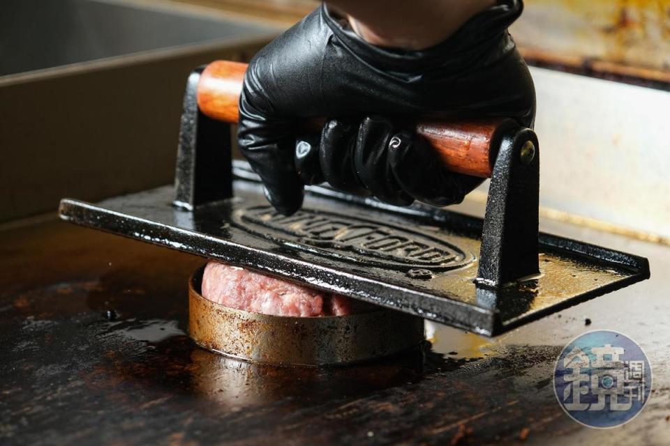肉模和手壓板有助精準地煎出厚度一致的漢堡排。