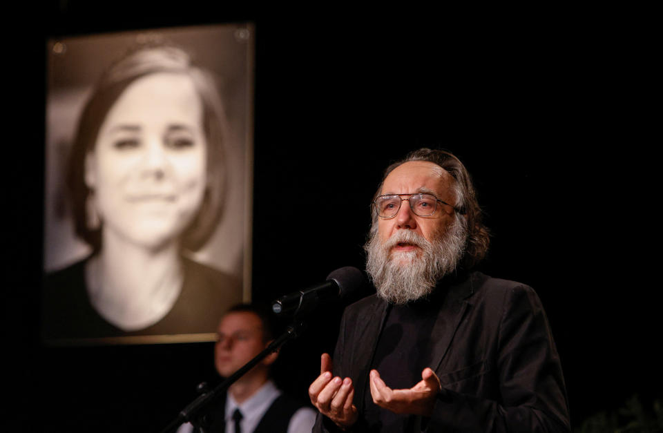 Der rechtsnationalistische russische Denker Alexander Dugin vor einem Bild seiner getöteten Tochter. (Bild: Reuters)