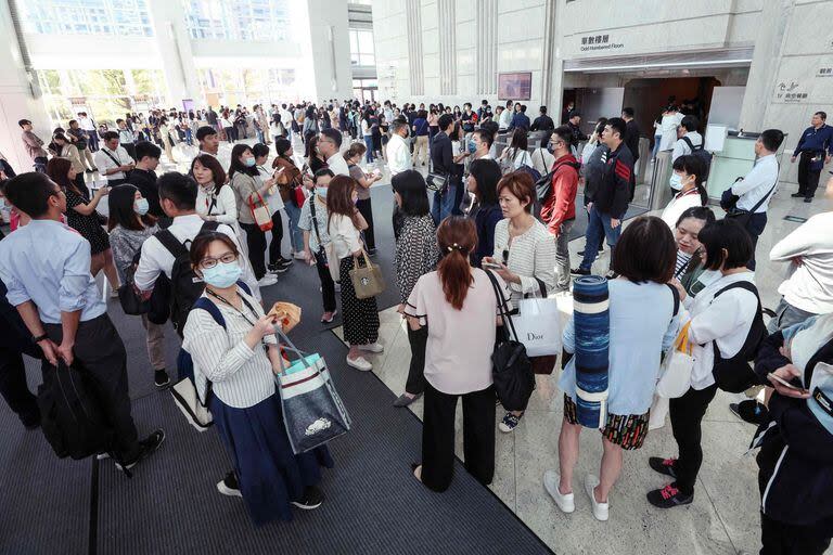 Esta foto tomada por la Agencia Central de Noticias de Taiwán (CNA) el 3 de abril de 2024 muestra a personas reunidas en el vestíbulo del edificio de oficinas Taipei 101 en Taipei, después de que un gran terremoto azotara el este de Taiwán.