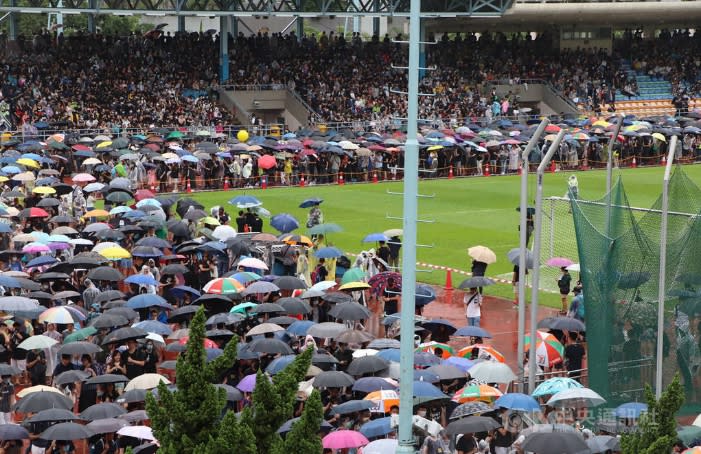 香港網民25日發起荃葵青遊行，要求政府回應反修例運動的5大訴求。參加者於下午2時30分在新界葵芳運動場集合。(中央社)