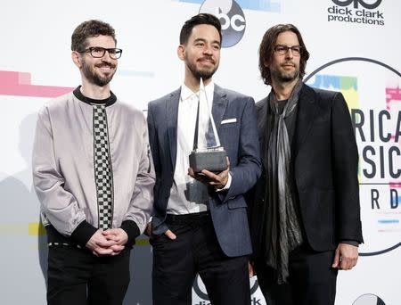 2017 American Music Awards – Photo Room – Los Angeles, California, U.S., 19/11/2017 – (L-R) Brad Delson, Mike Shinoda, and Rob Bourbon of music group Linkin Park pose with their award for Favorite Artist - Alternative Rock. REUTERS/Danny Moloshok