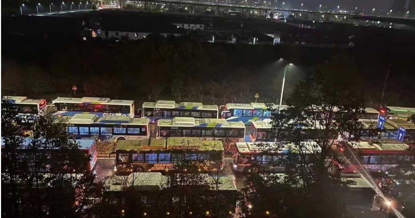 杭州市27日晚間派遣數百輛大巴載走近萬人隔離。（圖／翻攝自微博）