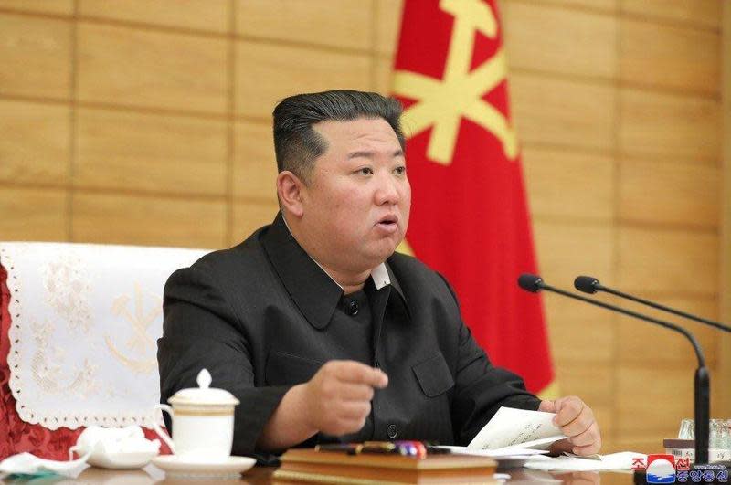 北韓領導人金正恩昨批評COVID-19藥品供應不夠及時，要求軍方投入更多力量，確保平壤市區藥品的供應穩定。（翻攝自朝中社）