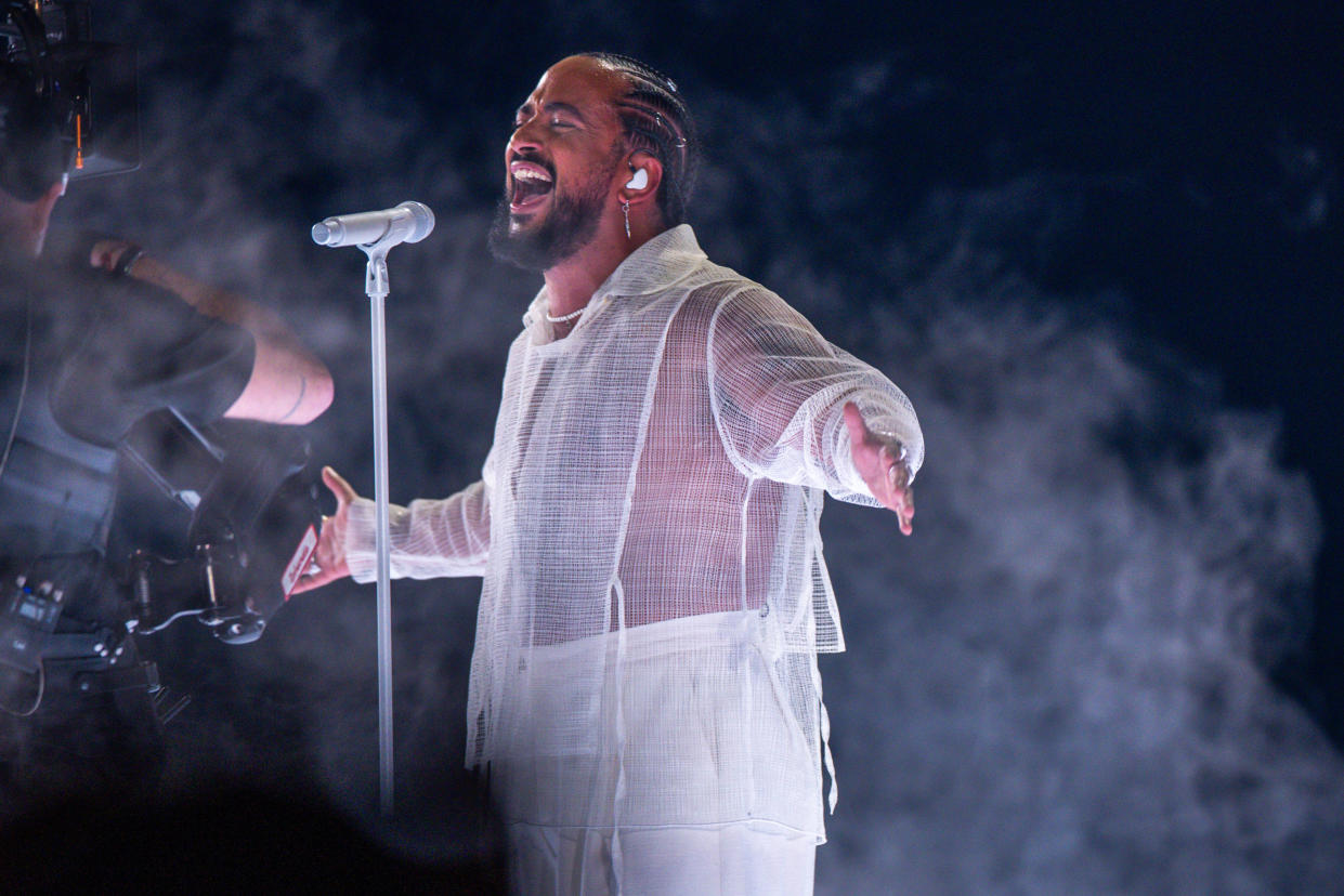 Slimane chante "Mon amour"à l’ Eurovision2024 à la Malmö Arena. 