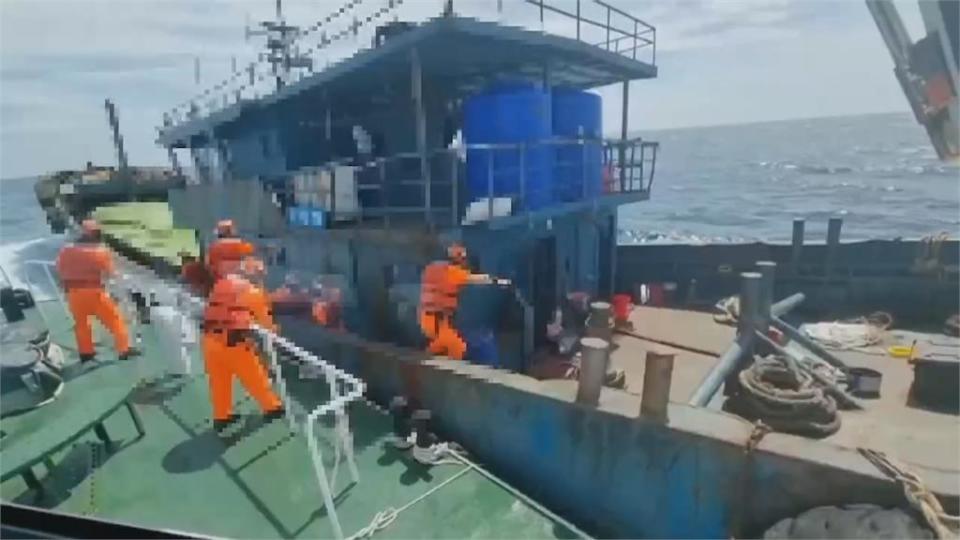 2中國船越界作業　海巡攔截上百公斤漁獲、20噸冷凍牛雜