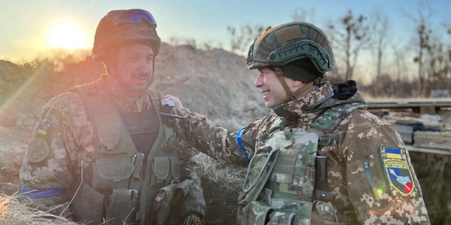 Oleksandr Syrskyi (right) led the defense of Kyiv. In the photo, he is in March 2022 in the village of Moschun, which became a turning point in the battle for the capital