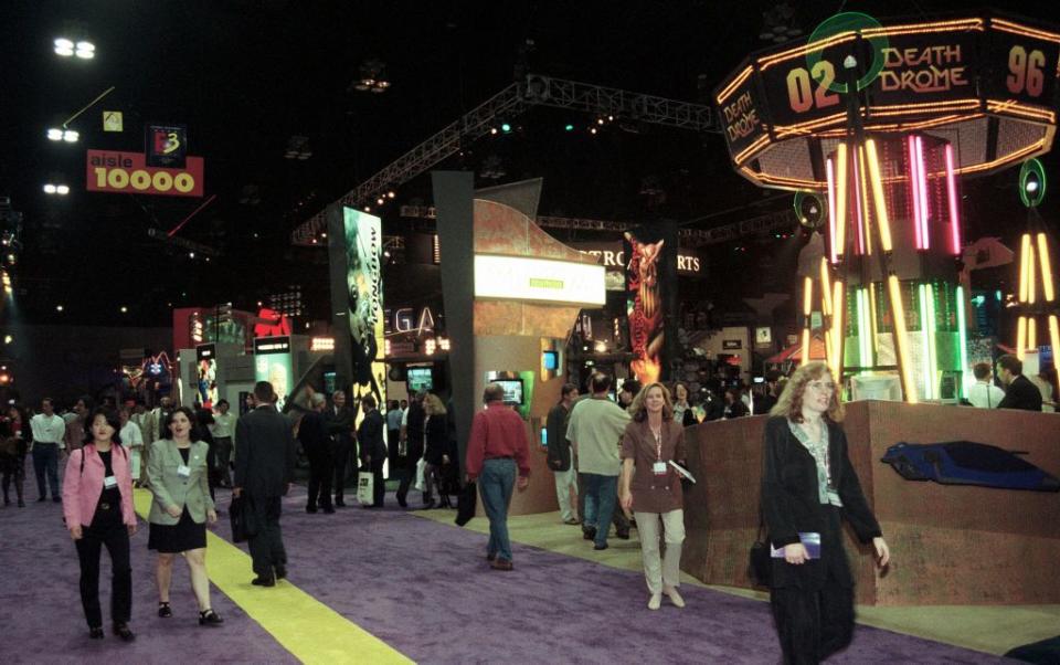 video gamers attend e3 in los angeles