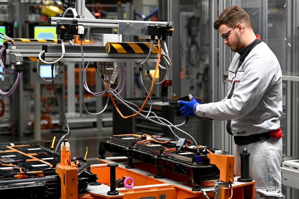 Die Produktion im Audi-Werk in Brüssel steht infrage. Hier werden die Modelle Q8 e-tron und Q8 Sportback e-tron gebaut. - Copyright: picture alliance/dpa/BELGA/Dirk Waem