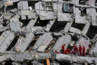 Rescue personnel work at the site where a 17-storey apartment building collapsed after an earthquake hit Tainan, southern Taiwan February 7, 2016. REUTERS/Tyrone Siu