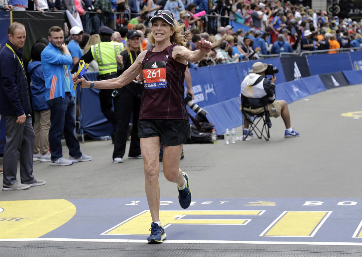 Kathrine Switzer terminando el Maratón de Boston, 50 años después de ser la primera mujer en hacerlo. (AP Photo/Elise Amendola)