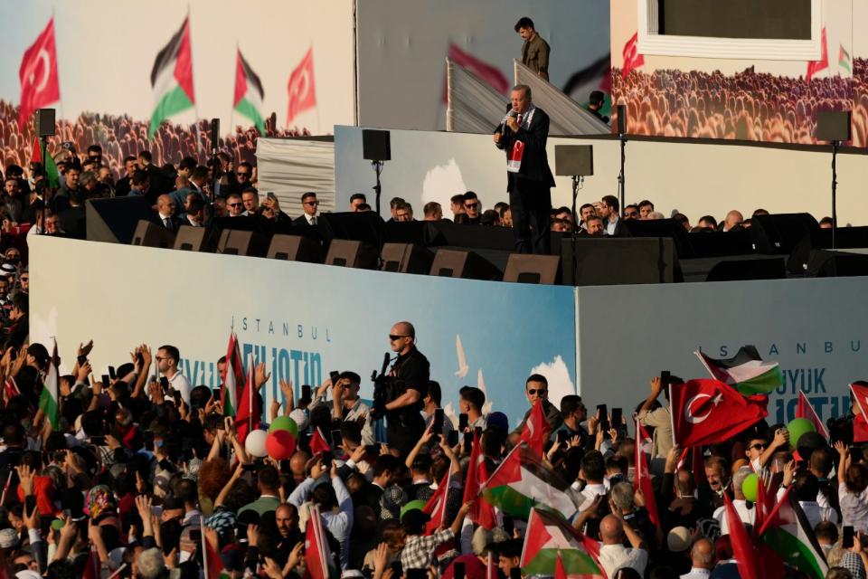 2023年10月28日，土耳其總統艾爾段在伊斯坦堡一場支持巴勒斯坦的集會上發言。美聯社