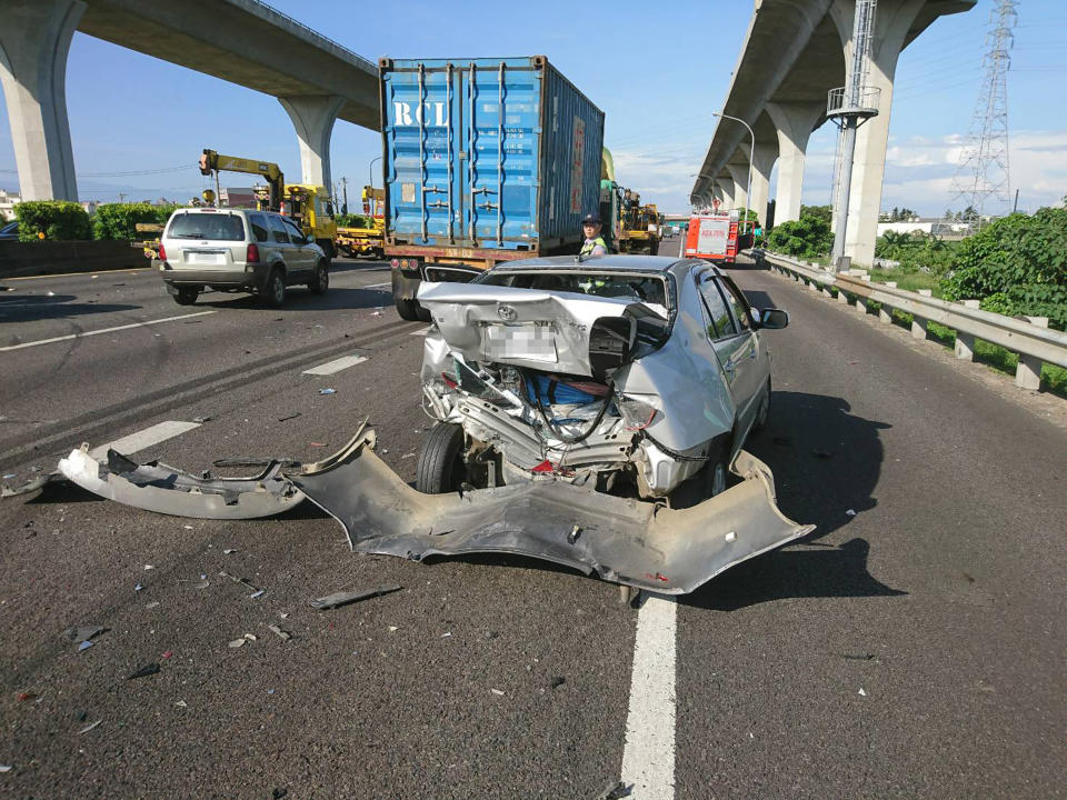 國道中山高速公路南下51公里處外車道，10日清晨發生一起車禍事故，造成1人到醫院前心肺功能停止，另有3人輕傷送醫，高速公路車流則是回堵長達10公里。（中央社/桃園市消防局提供）