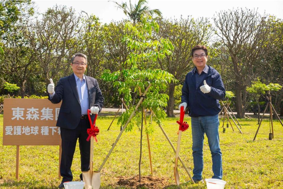 東森國際董事長廖尚文攜手新北市政府認養龍門公園植林／圖／東森