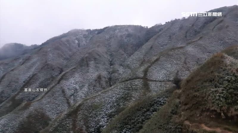 抹茶山上植被結霜，好似蛋糕上的糖霜。（圖／山友提供）