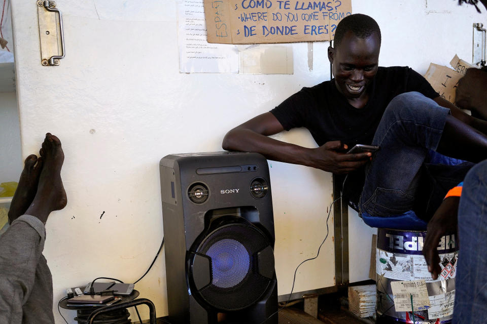 <p>Chuol escucha música en el barco (REUTERS/Juan Medina). </p>