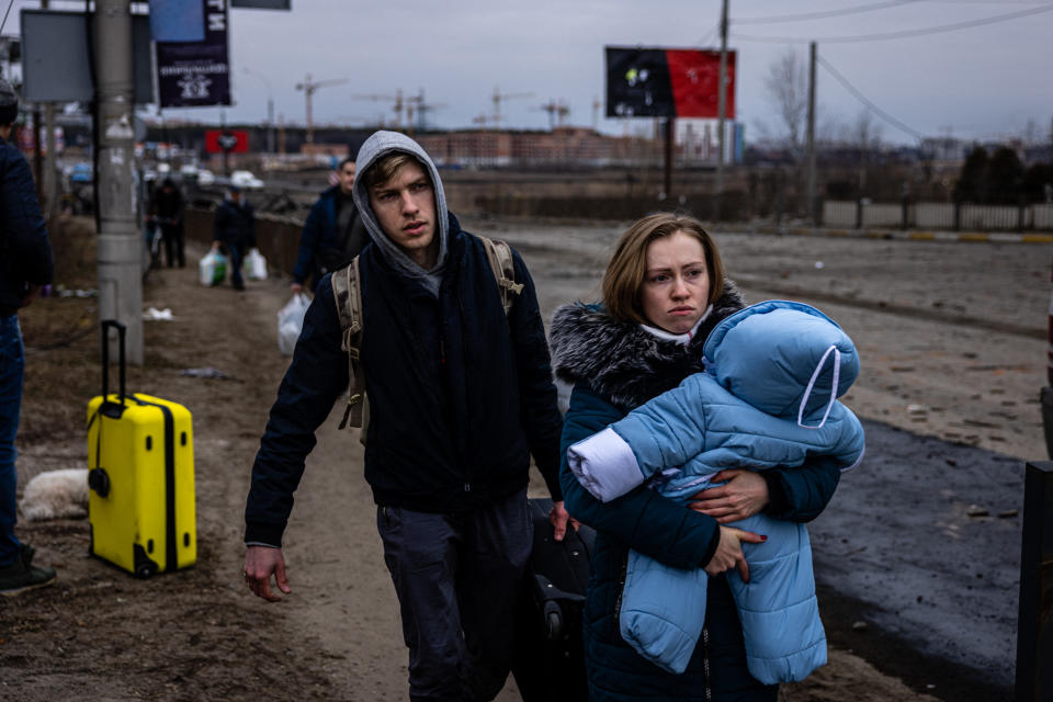 俄國開設烏克蘭5處城鎮「人道走廊」。烏克蘭官員隨後表示，已開始從東北部城市蘇米(Sumy)和首都基輔（Kyiv）附近城鎮伊爾平（Irpin）撤離平民。(AFP via Getty Images)