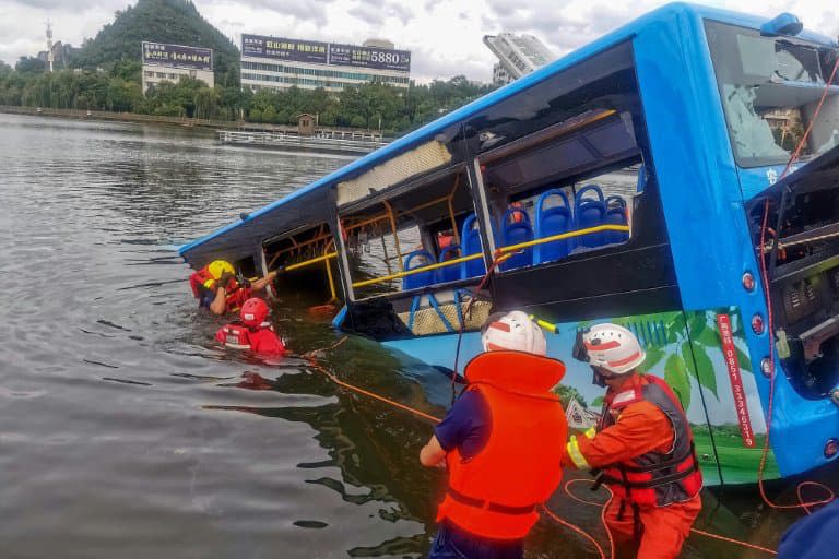 Des secouristes interviennent le 7 juillet 2020 après l'accident d'un bus qui a plongé dans un lac à Anshun (sud-ouet) - STR © 2019 AFP