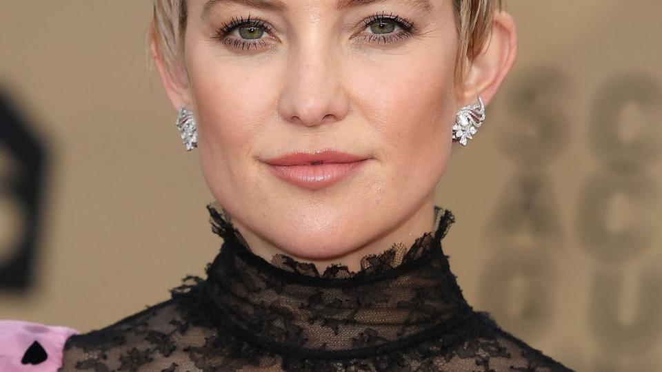 Kate Hudson cropped blonde pixie cut hairstyle