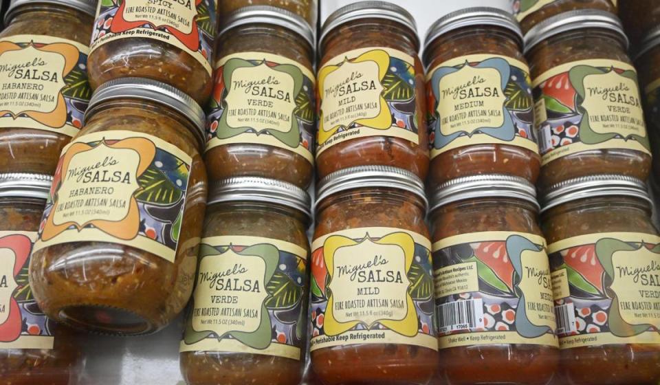 Selección de salsas creadas y ofrecidas por Miguel y Lisa Segura en su nueva taquería, situada dentro del Peacock Market en Clovis.