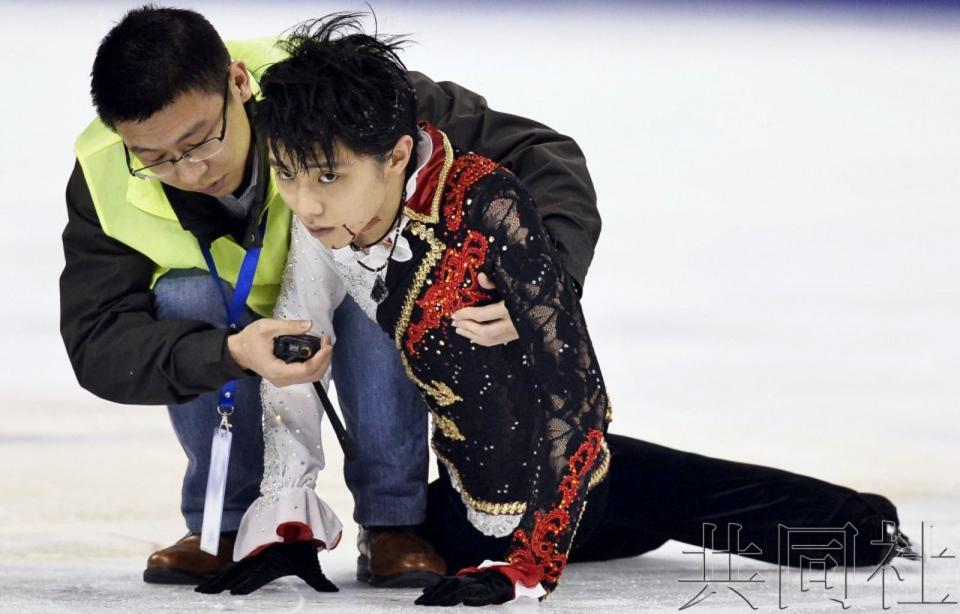 羽生結弦2014年參加中國盃比賽，在暖身練習時與中國選手高速相撞受傷，仍堅持完賽。（翻攝自共同社）