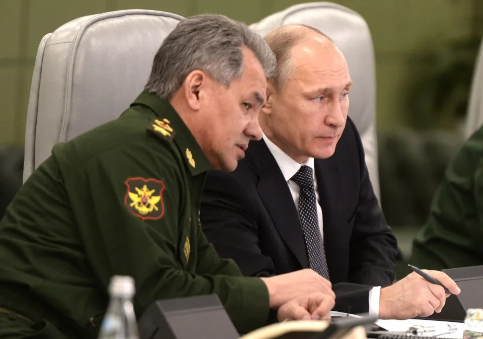 Russlands Verteidgungsminister Sergei Schoigu mit Präsident Wladimir Putin (Archivbild) - Copyright: AP Images/Alexei Nikolsky