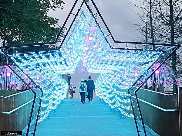 海科館迎合聖誕節氣氛，點亮「海科館光藝術燈藝」，遊客與民眾皆能感受溫馨的氛圍。（記者王世明攝）