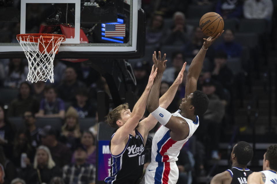 Detroit Pistons center Jalen Duren shoots over Sacramento Kings forward Domantas Sabonis (10) during the first half of an NBA basketball game in Sacramento, Calif., Wednesday, Feb. 7, 2024. (AP Photo/José Luis Villegas)