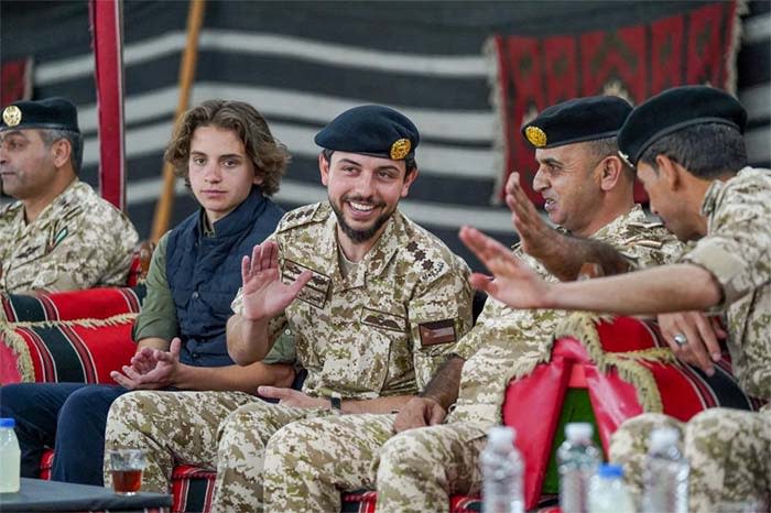 Hussein de Jordania despide la soltería vestido de militar con sus compañeros y su hermano pequeño